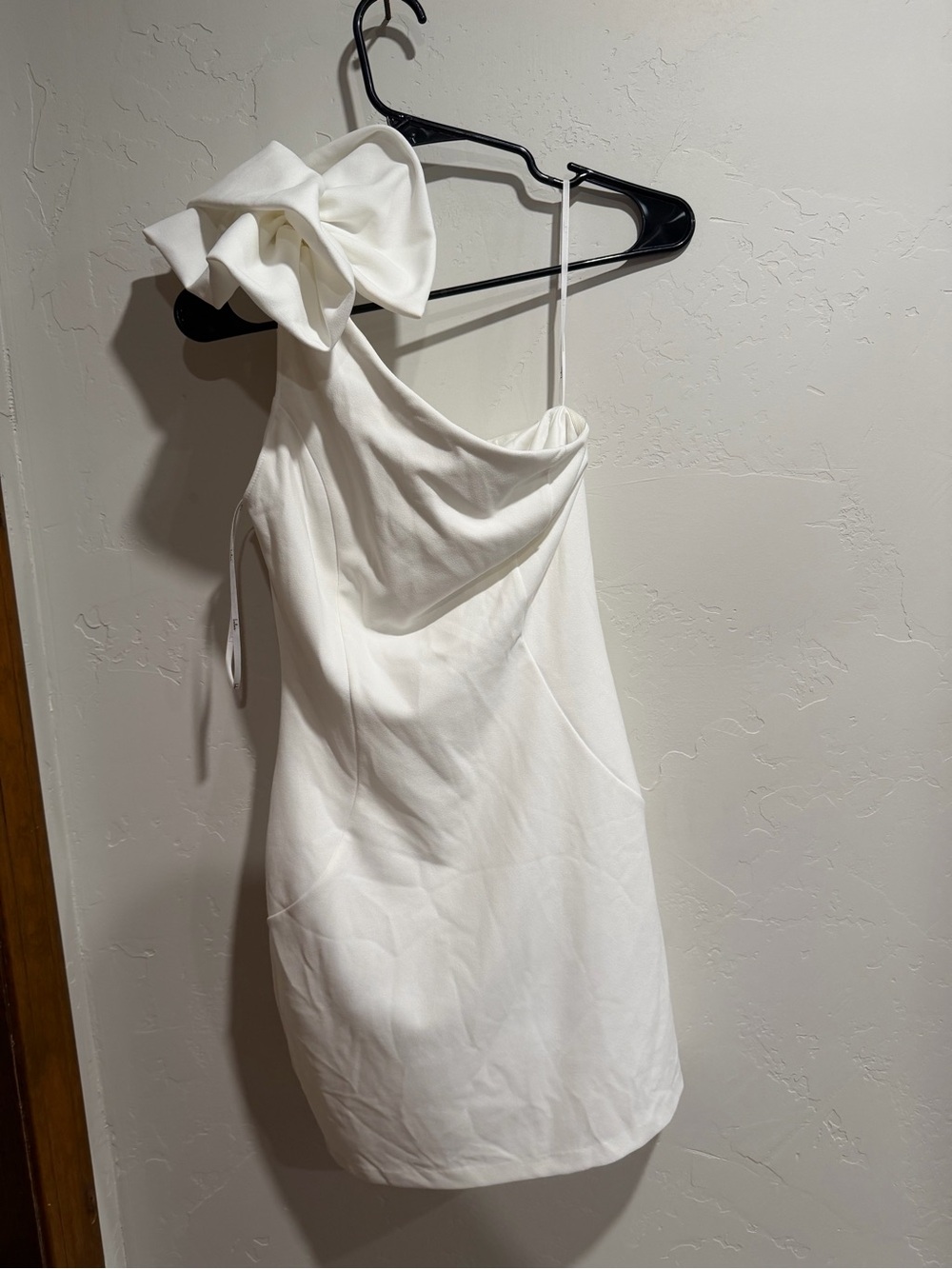 Lulus Elegant One-Shoulder White Dress with Bow Detail size small never worn nwt